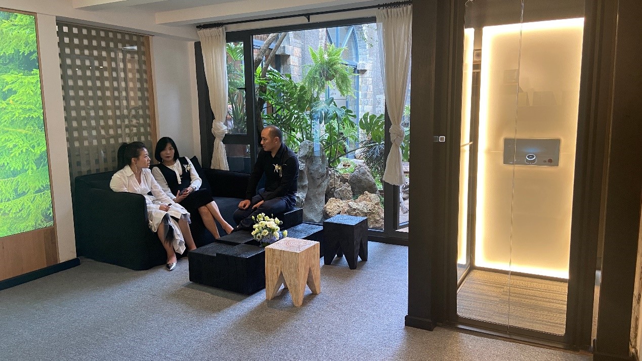 1627557723821020.jpg 瑞特科昆明展廳樣梯.jpg